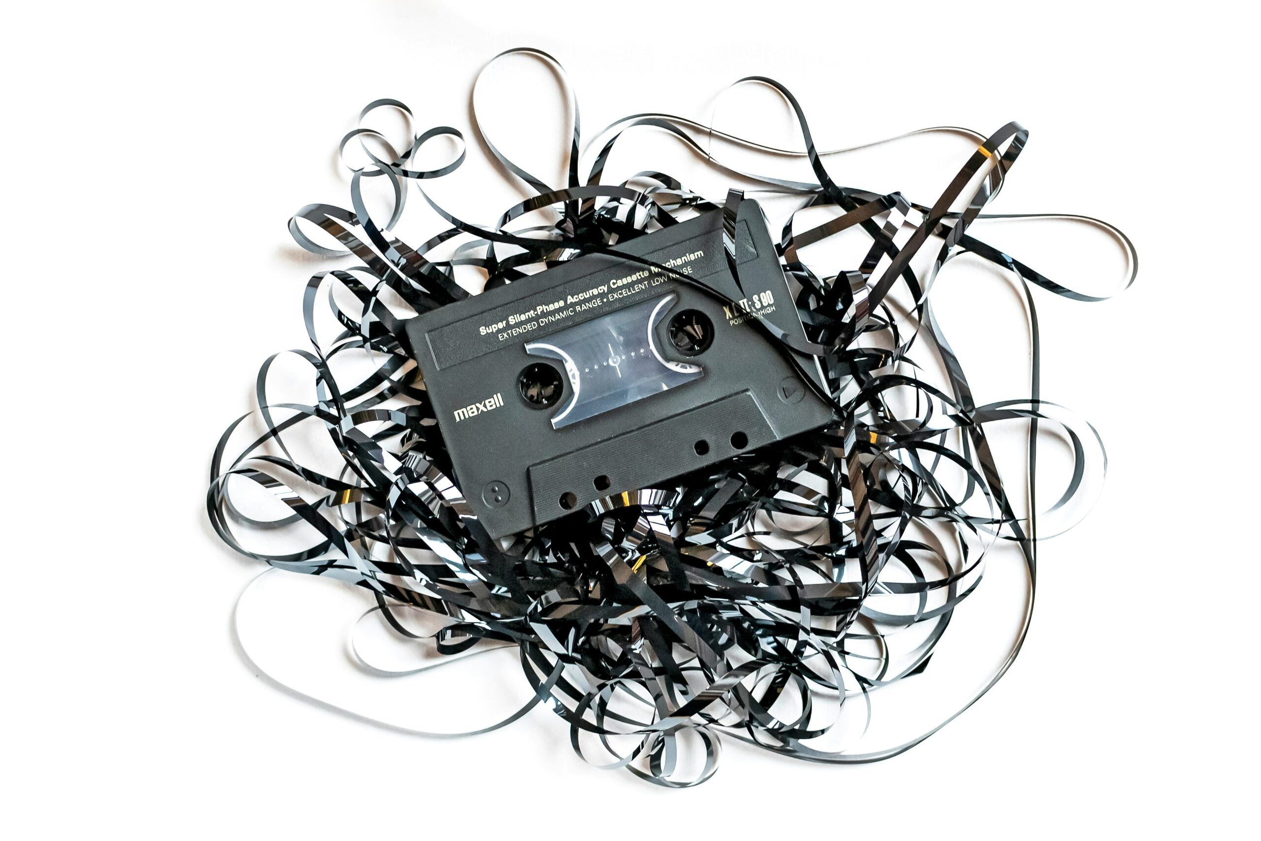 Eine zerknitterte Audiokassette liegt auf weißem Hintergrund, symbolisiert das Chaos vor der App Store Optimierung.
