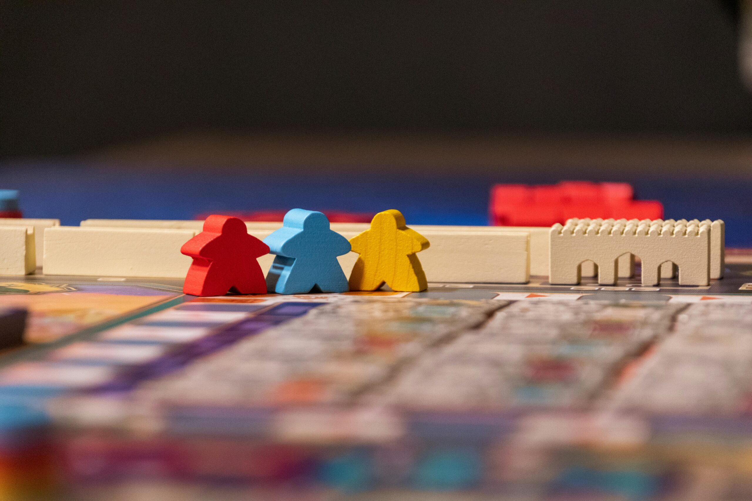 Bunte Spielfiguren stehen auf einem Brettspiel, das kreative Aspekte der App Store Optimierung visualisiert.