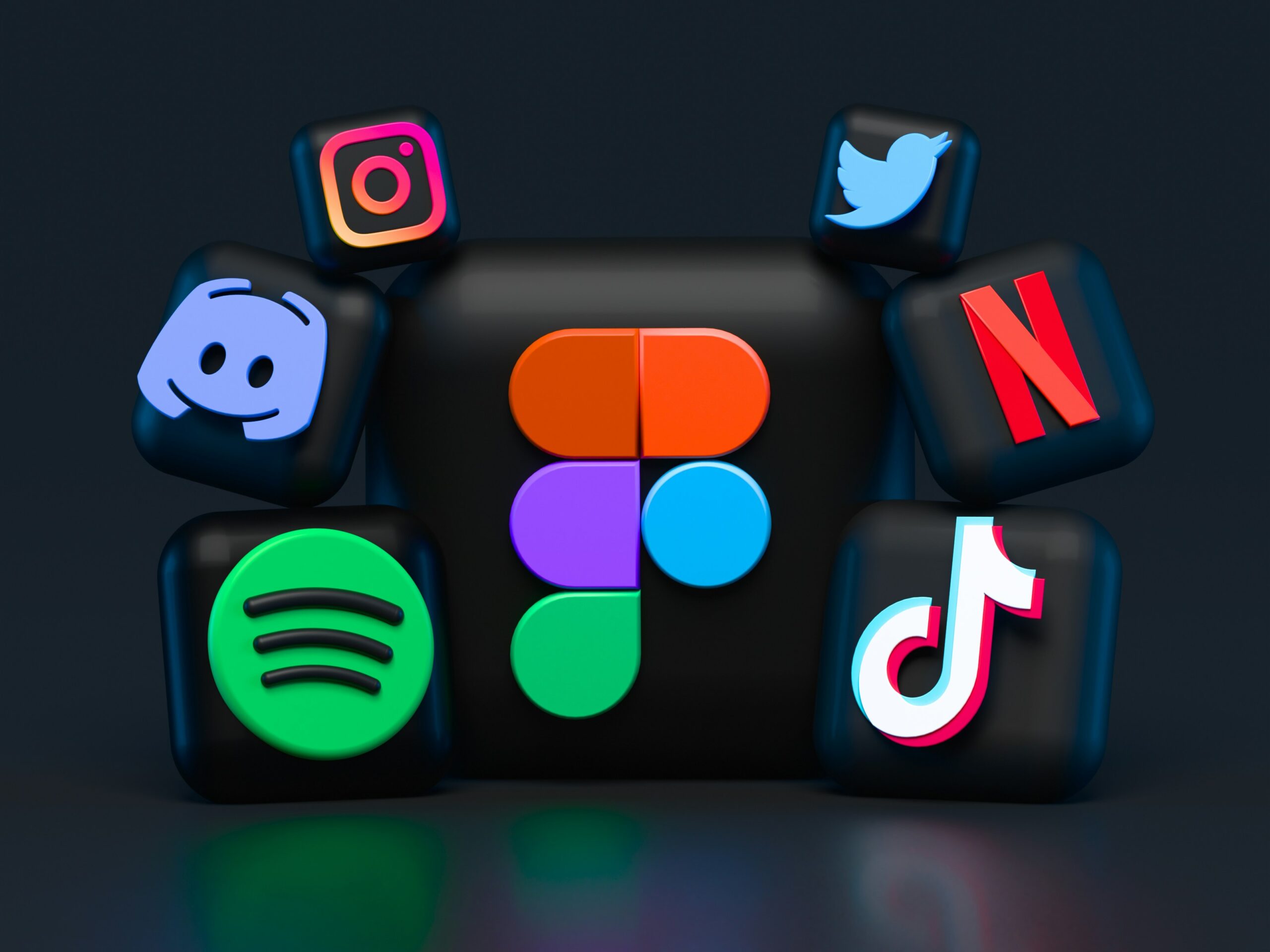 Bunte App-Icons schweben auf schwarzem Hintergrund und symbolisieren effektive App Store Optimierung.
